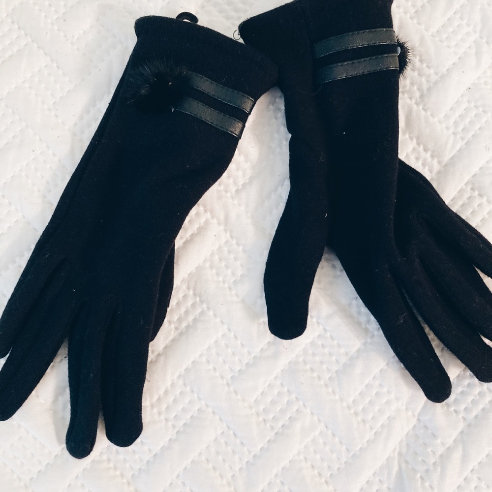 Women’s Black Pom Pom Texting Gloves